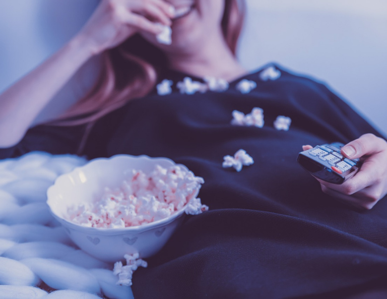 4 DETALLES PARA VER PELIS EN CASA CON LA MÁXIMA COMODIDAD
